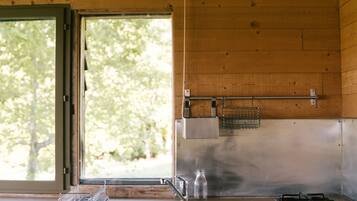 KĂžleskab, mikrobĂžlgeovn, kogeplade, kaffe-/temaskine