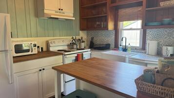 Frigorífico, horno, placa de cocina y cafetera o tetera