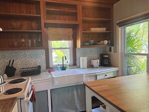 Køleskab, ovn, kogeplade, kaffe-/temaskine