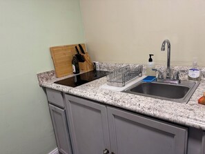 ثلاجة، ماكينة لصنع القهوة/الشاي، محمصة خبز، مستلزمات طهي/أطباق/أوعية