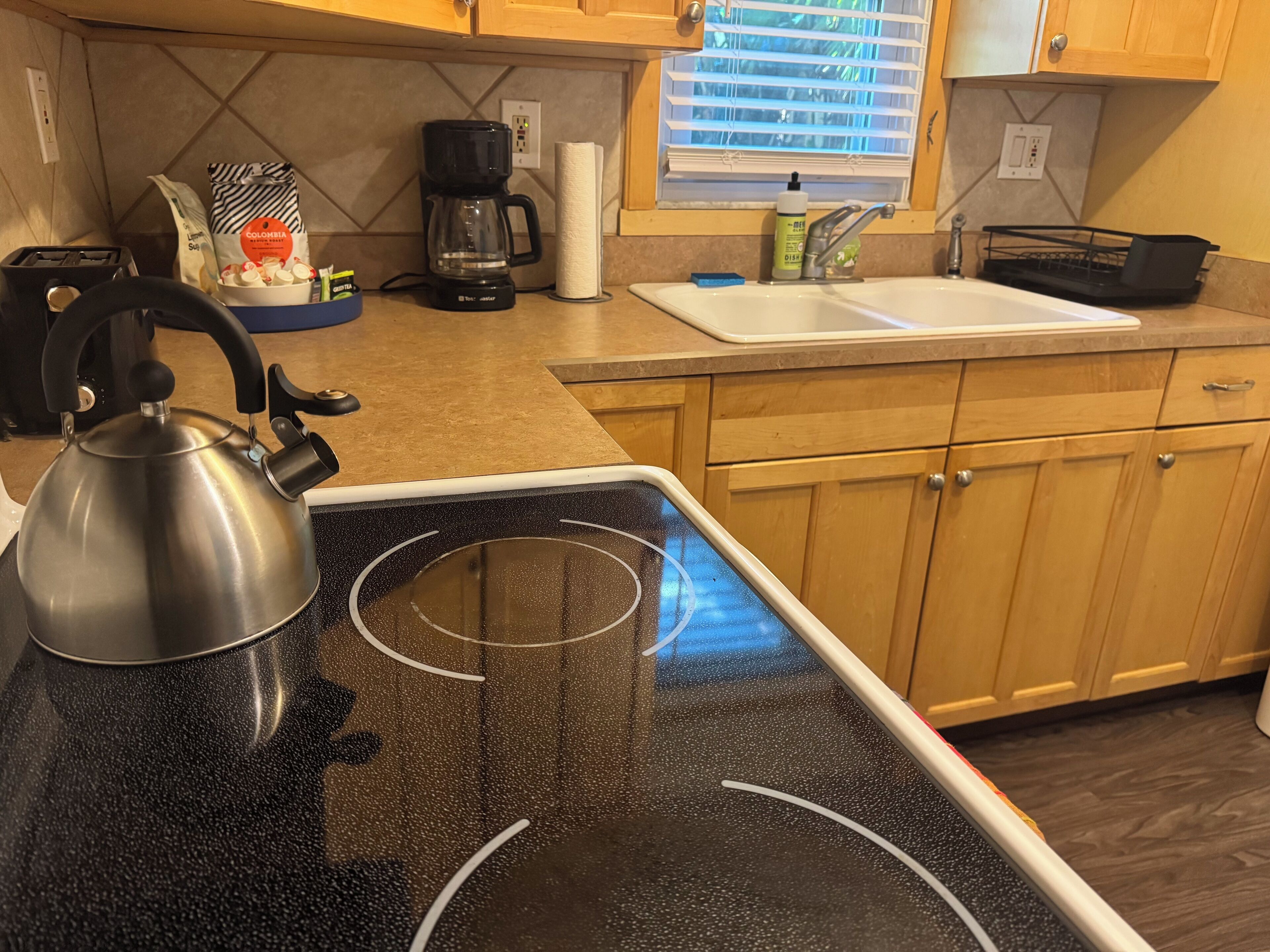 Een koelkast, een oven, een koffiezetapparaat/waterkoker