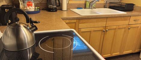 Frigorifero, forno, macchina per tè/caffè, tostapane