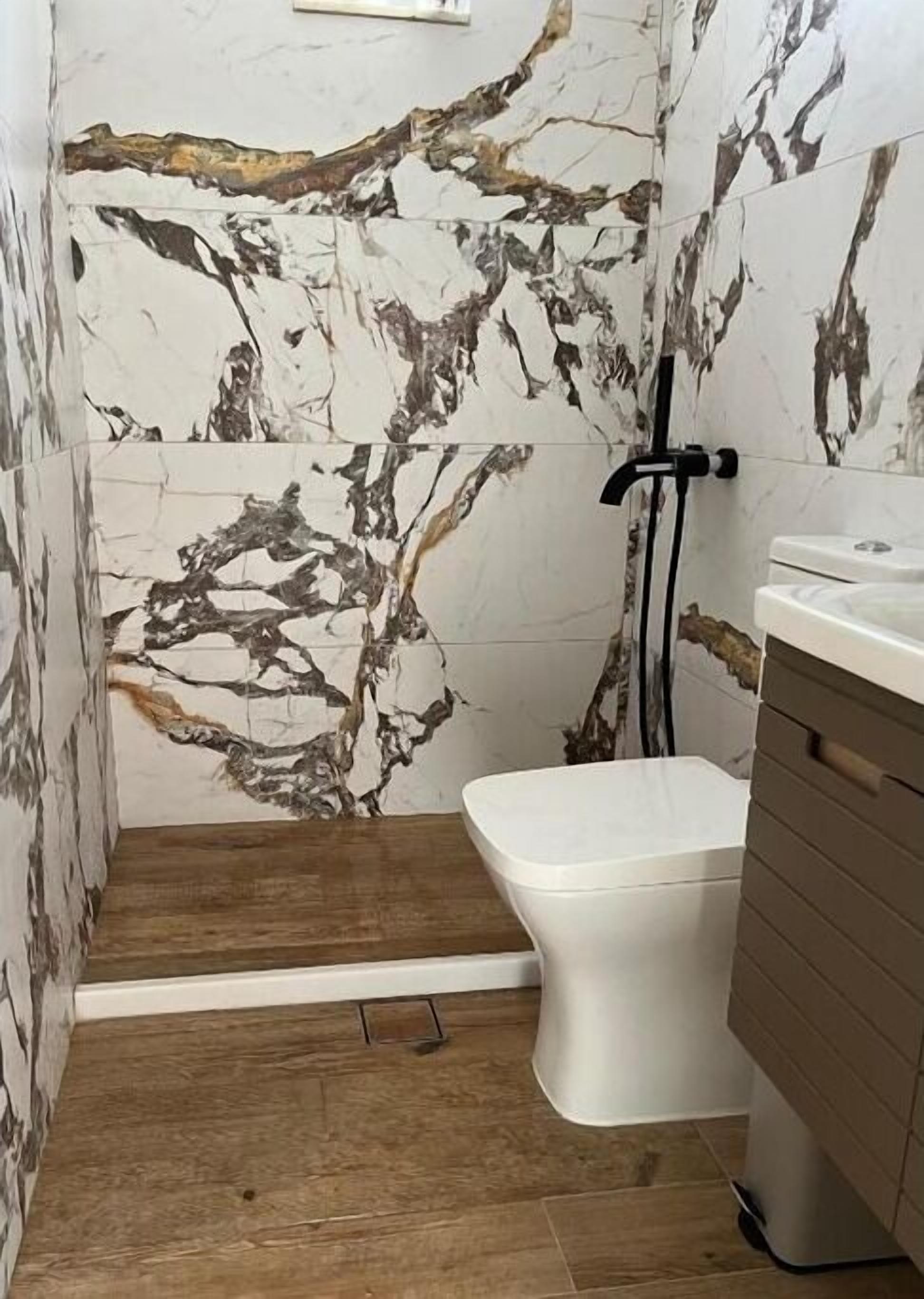 Regadera, amenidades de baño gratuitas, secadora de cabello, toallas 