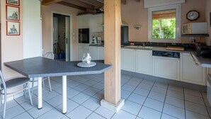 Coffee/tea maker, fridge, microwave, oven - Spacious 3-bedroom house in Biscarrosse for 6 guests (Biscarrosse)