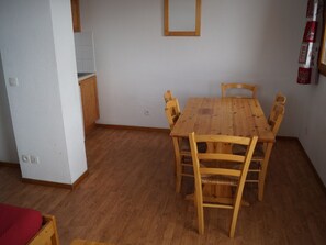 Dining - Modern Mountain Apartment at Foot of Slopes 6 Pers (Saint-François-Longchamp)
