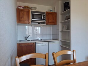 Kylskåp, mikrovågsugn och diskmaskin