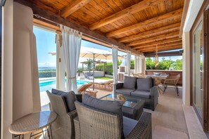 TV - Holiday Home 'Flora Sea View' with Sea View, Wi-Fi and Air Conditioning (Punta de su Torrione)