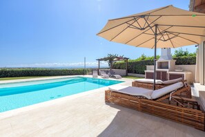 Pool - Holiday Home 'Flora Sea View' with Sea View, Wi-Fi and Air Conditioning (Punta de su Torrione)