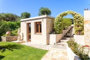 Exterior - Holiday Home 'Flora Sea View' with Sea View, Wi-Fi and Air Conditioning (Punta de su Torrione)