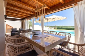 Outdoor dining - Holiday Home 'Flora Sea View' with Sea View, Wi-Fi and Air Conditioning (Punta de su Torrione)