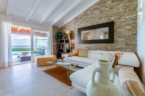 TV - Holiday Home 'Flora Sea View' with Sea View, Wi-Fi and Air Conditioning (Punta de su Torrione)