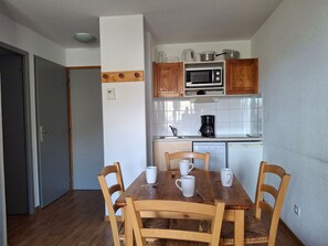 KĂŒhlschrank, Mikrowelle, GeschirrspĂŒler, Toaster