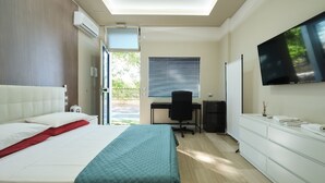 A modern hotel room with a bed, desk, and TV. - BUNKER DEGLI INVENTORI SRLS (Foggia)