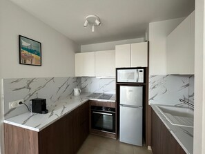 Jääkaappi, mikroaaltouuni, uuni, liesi