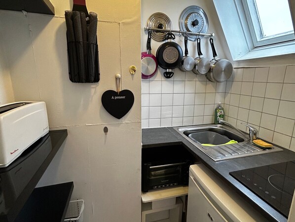 Kühlschrank, Mikrowelle, Herdplatte, Wasserkocher mit Kaffee-/Teezubehör