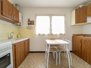 Fridge, microwave, oven, coffee/tea maker