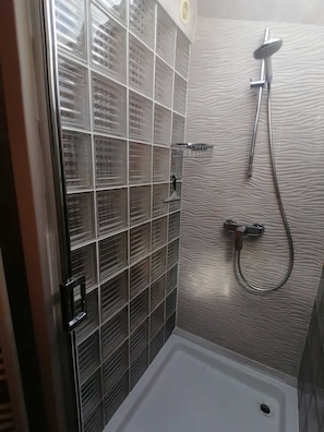 Douche, sèche-cheveux, papier toilette
