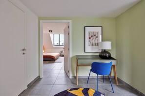 2 Schlafzimmer, Schreibtisch, Bügeleisen/Bügelbrett, Reisekinderbett