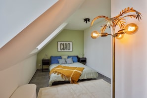 2 chambres, bureau, fer et planche à repasser, lit de bébé portatif