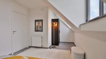 2 chambres, bureau, fer et planche Ă repasser, lit parapluie