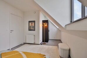 2 soverom, skrivebord, strykejern/-brett og reiseseng for barn