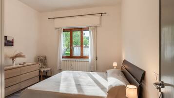 2 slaapkamers, een strijkplank/strijkijzer, gratis wifi, beddengoed