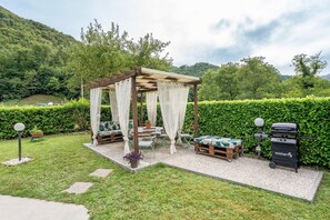 Outdoor dining - Holiday Home 'Neva' with Private Pool, Private Terrace and Wi-Fi (Pescaglia)