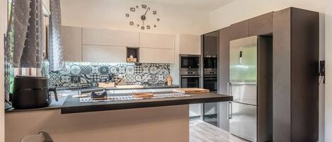 Fridge, microwave, oven, stovetop