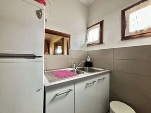 Réfrigérateur, micro-ondes, plaque de cuisson, cafetière/bouilloire