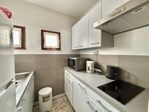 Kühlschrank, Mikrowelle, Herdplatte, Wasserkocher mit Kaffee-/Teezubehör