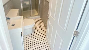 Studio, 1 Bedroom, Smoking | Bathroom | Toilet paper