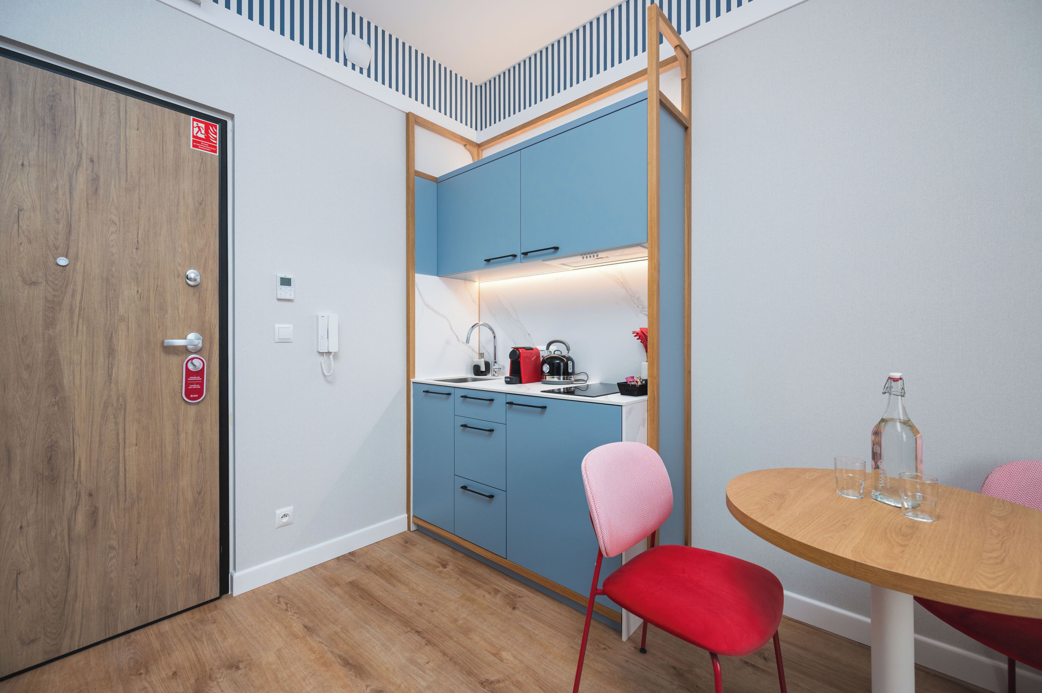 Deluxe-sviitti | Yksityinen keittiö | Jääkaappi, liesi, espressokone, vedenkeitin