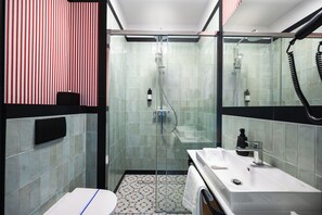 Phòng Suite phong cách cổ điển | Phòng tắm | Máy sấy tóc, dép đi trong nhà, khăn tắm, xà phòng 