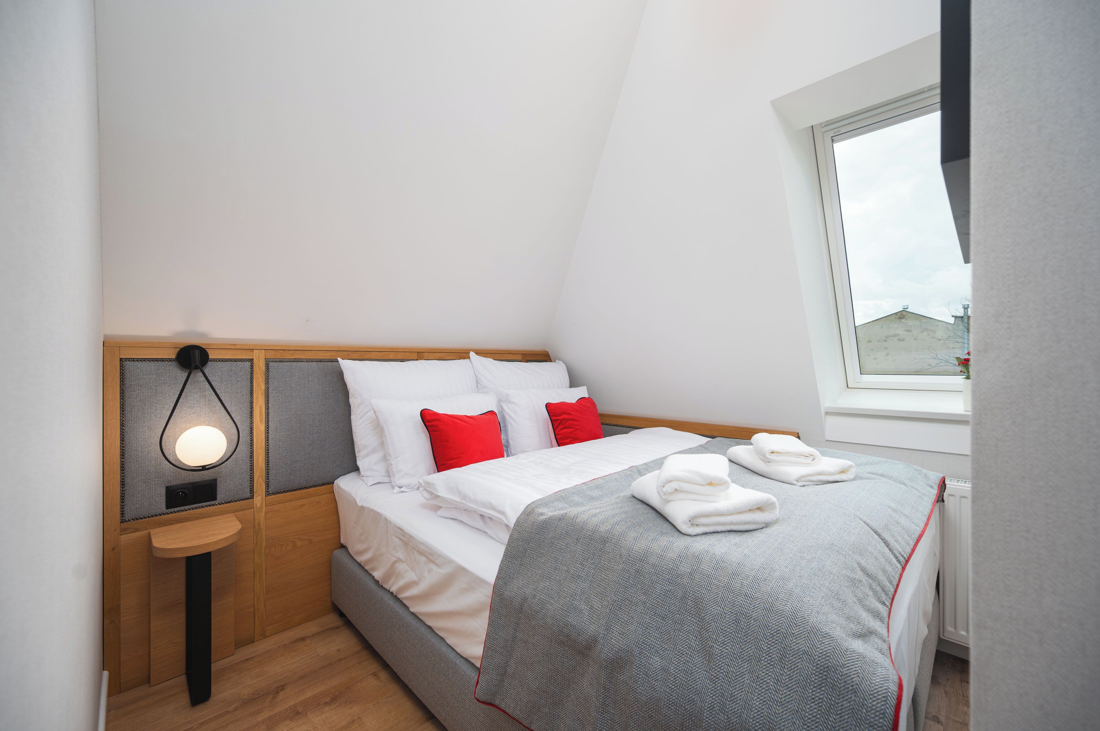 华丽开间套房 | 客房内保险箱、遮光窗帘、免费 WiFi