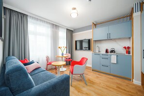 Suite classique | Cuisine privée | Réfrigérateur, surface de cuisson, vaisselle et ustensiles