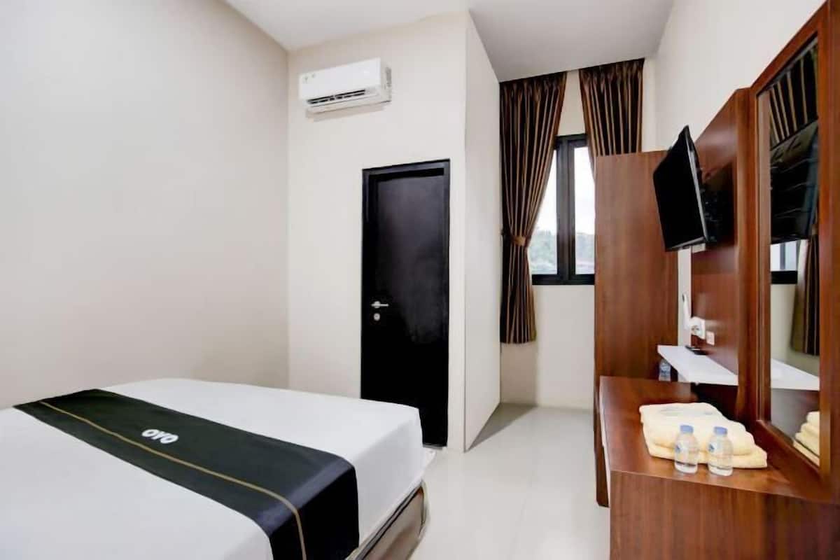Desk, WiFi (free), bed sheets