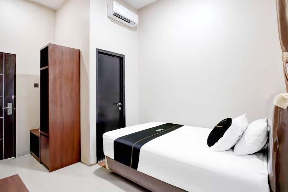 Desk, WiFi (free), bed sheets