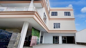 A multi-story building with a flat roof, large windows, and a balcony. - Hotel O Balikpapan near Siloam Hospital formerly Syafla Guest House (Balikpapan)