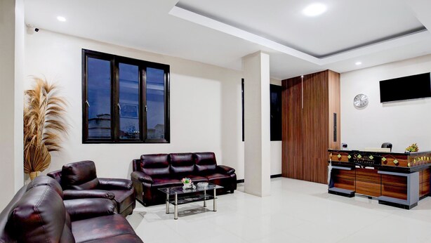 A modern living room with a leather sofa, a coffee table, and a wooden cabinet. - Hotel O Balikpapan near Siloam Hospital formerly Syafla Guest House (Balikpapan)
