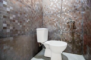 Shower, perlengkapan mandi gratis, kloset, dan handuk