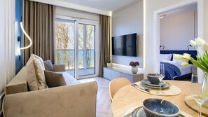 Apartament (218) with sea view | Khu phòng khách | TV màn hình phẳng