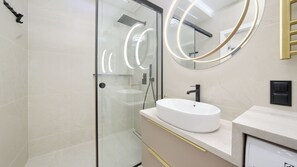 Apartament (218) with sea view | Bathroom | Shower, towels - Sun & Snow Sianożęty Perłowa Przystań II (Sianozety)