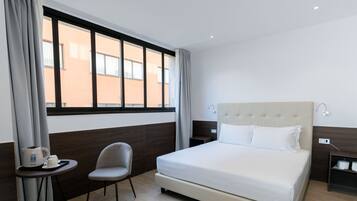 Camera Basic con letto matrimoniale o 2 letti singoli | Una cassaforte in camera, una scrivania, postazione laptop