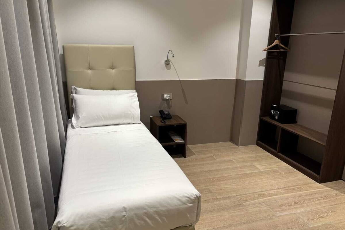 Basic Single Room | Peti besi dalam bilik, meja, ruang kerja komputer riba