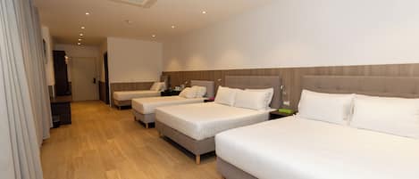 Basic-Vierbettzimmer | Zimmersafe, Schreibtisch, laptopgeeigneter Arbeitsplatz