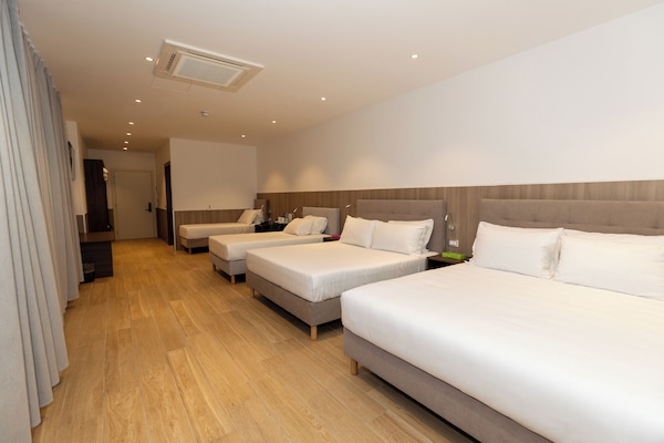 Quadrupla Basic | Una cassaforte in camera, una scrivania, postazione laptop