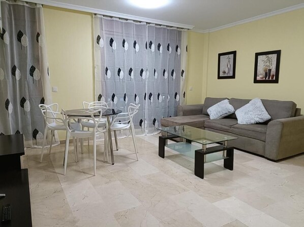 Apartment, 2 Schlafzimmer, barrierefrei, Terrasse | Wohnbereich