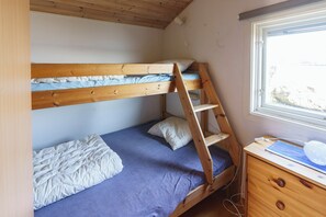 Basic Cabin, Lake View