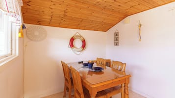 基础小屋, 湖景 | 私人厨房 | 冰箱、微波炉、炉灶、电热水壶