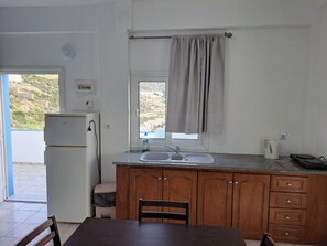 Kühlschrank, Mikrowelle, Herdplatte, Wasserkocher mit Kaffee-/Teezubehör